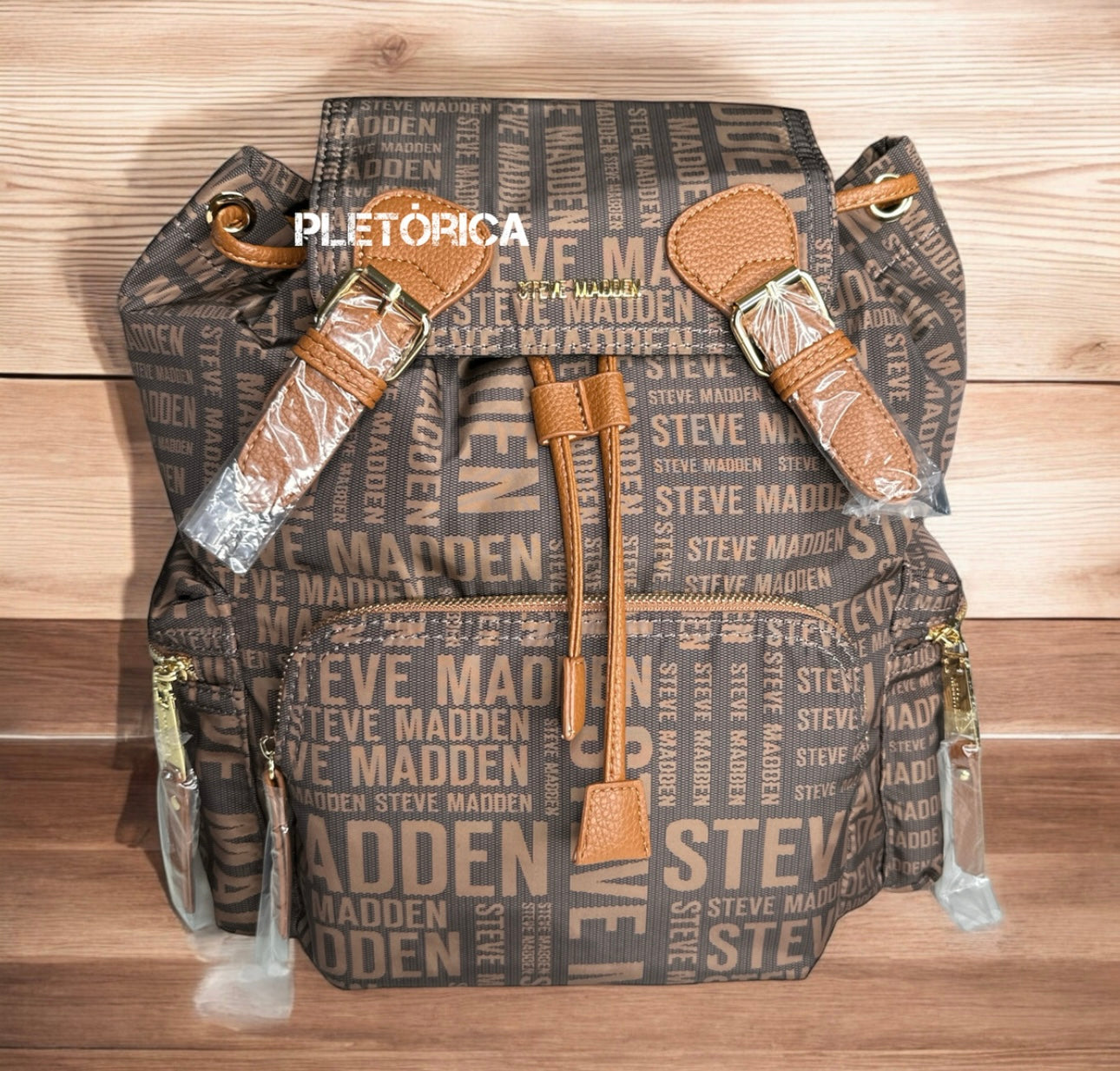 Mochila Steve Madden Bsolly con Logo de la Marca