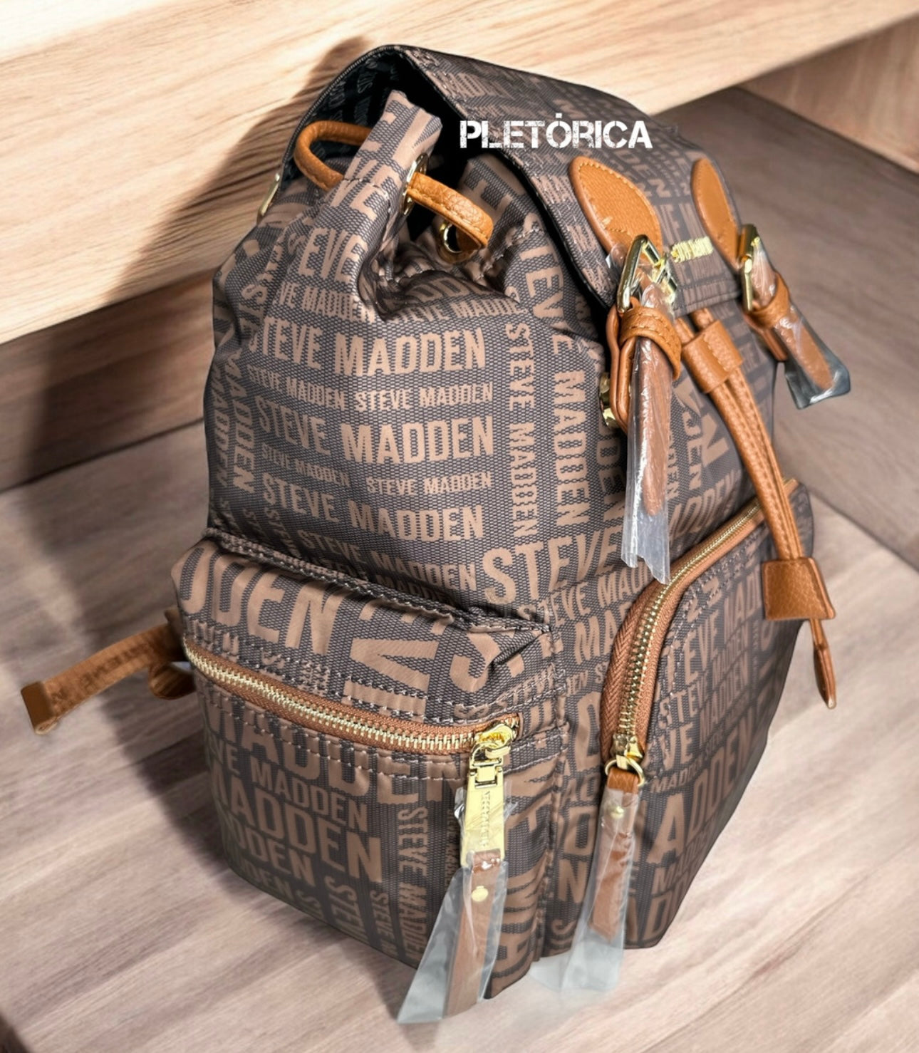 Mochila Steve Madden Bsolly con Logo de la Marca