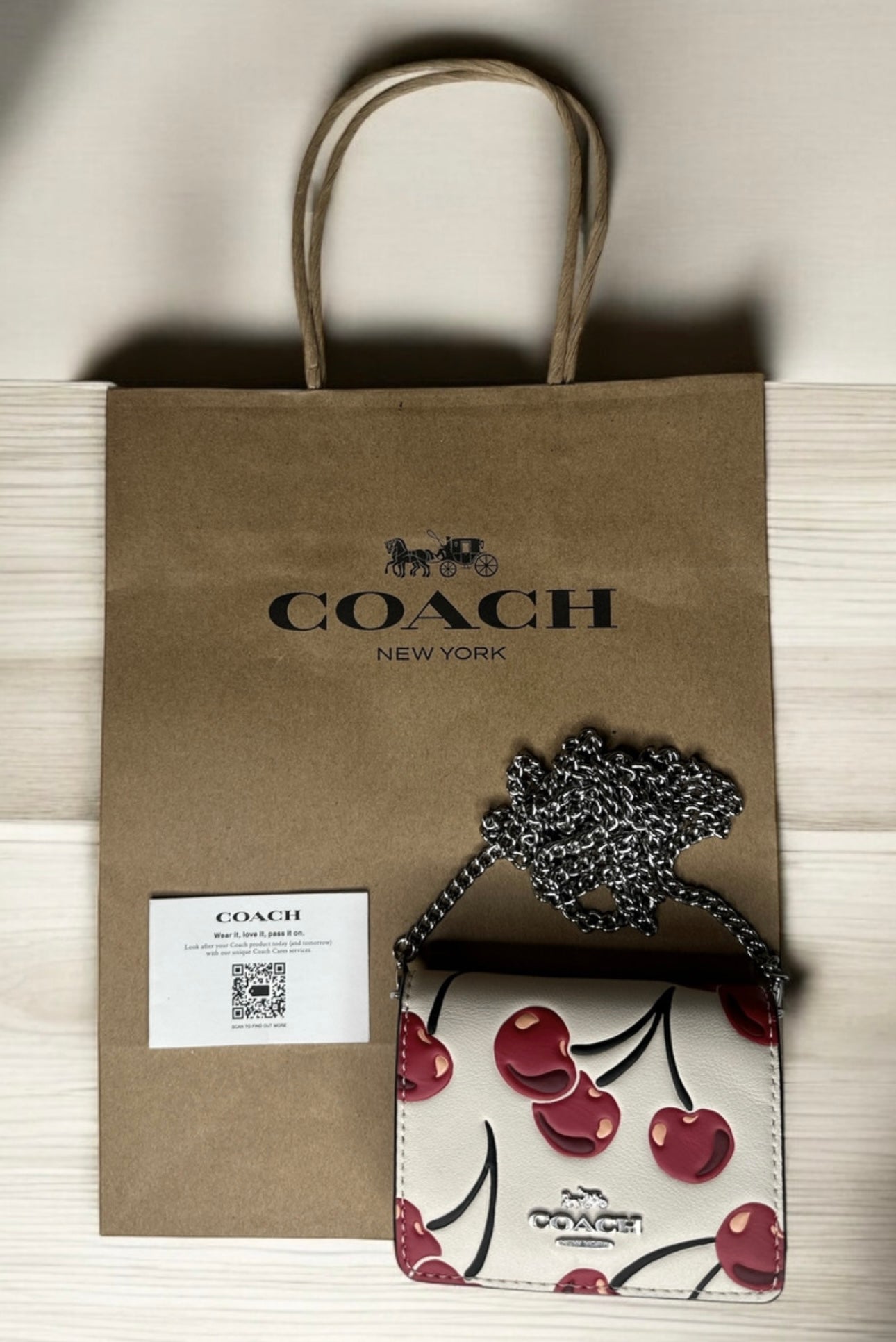 Cartera Coach Mini Con Cadena Estampado Cerezas