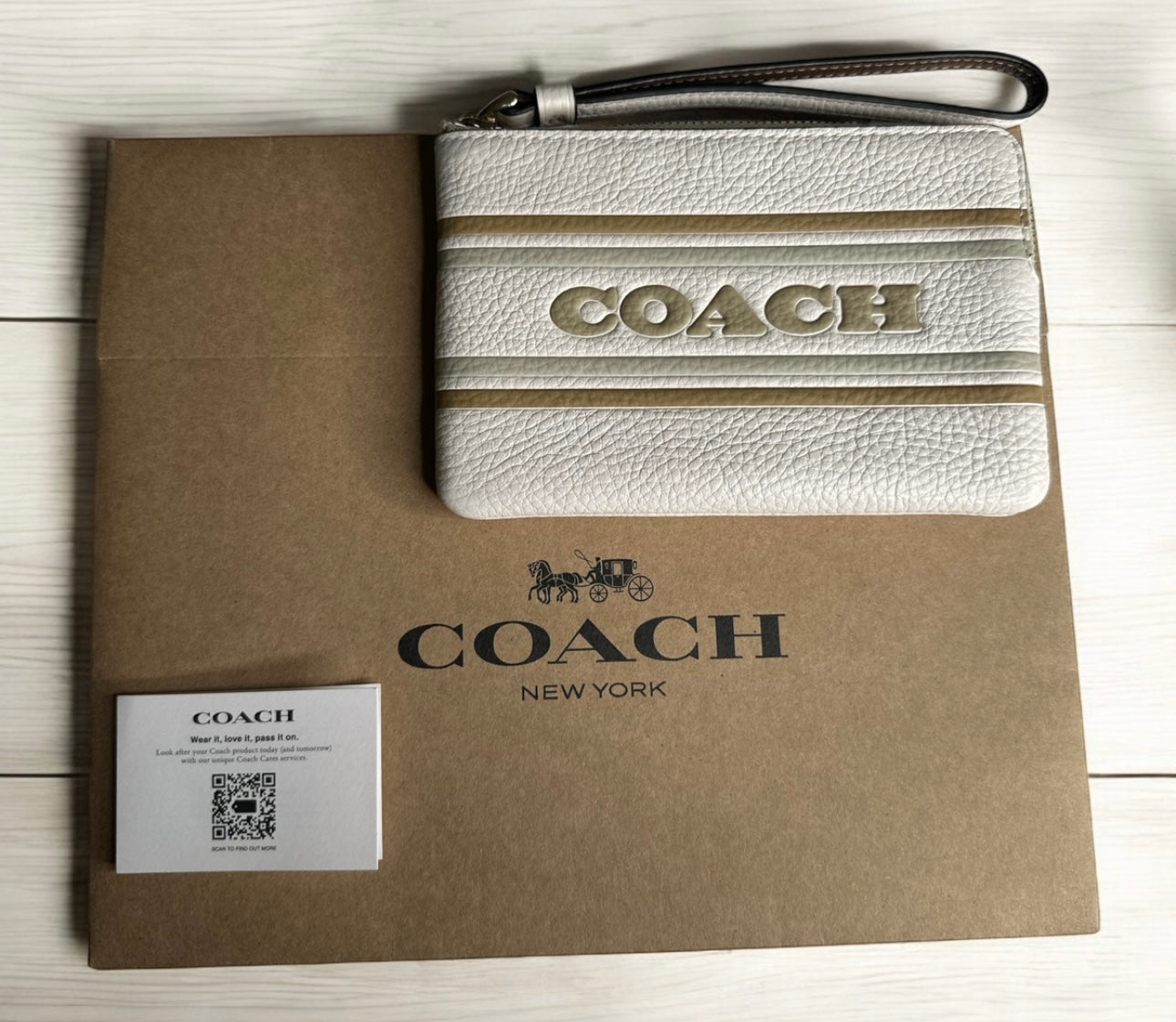 Muñequera Coach En Piel Color Cream / Dorado