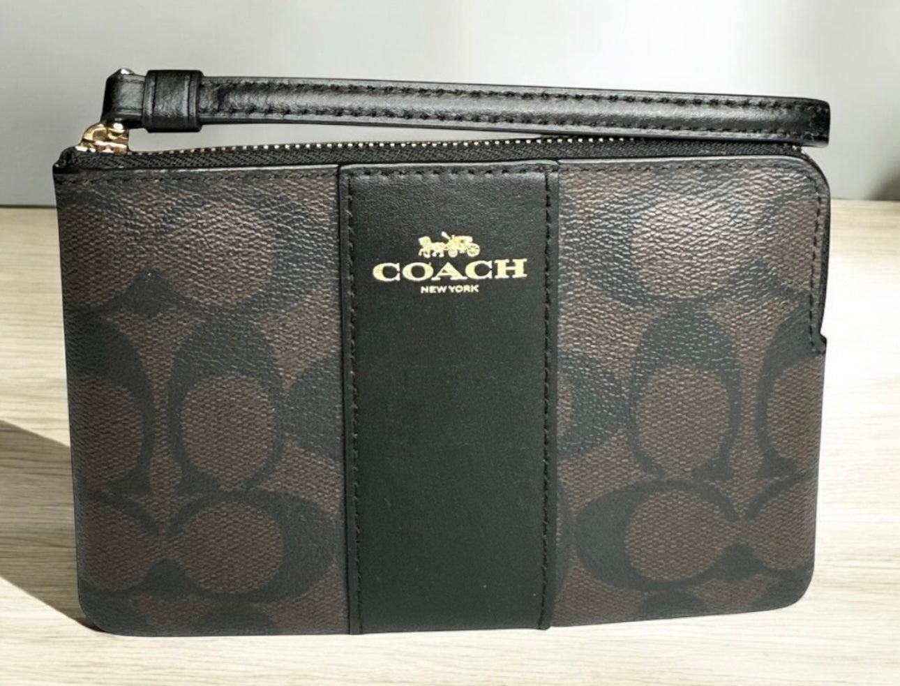 Muñequera Coach en color Piel Cafe / NEgro