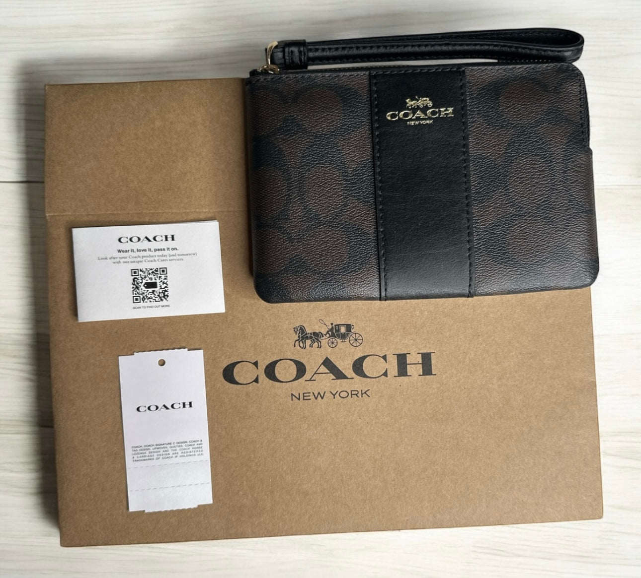 Muñequera Coach en color Piel Cafe / NEgro